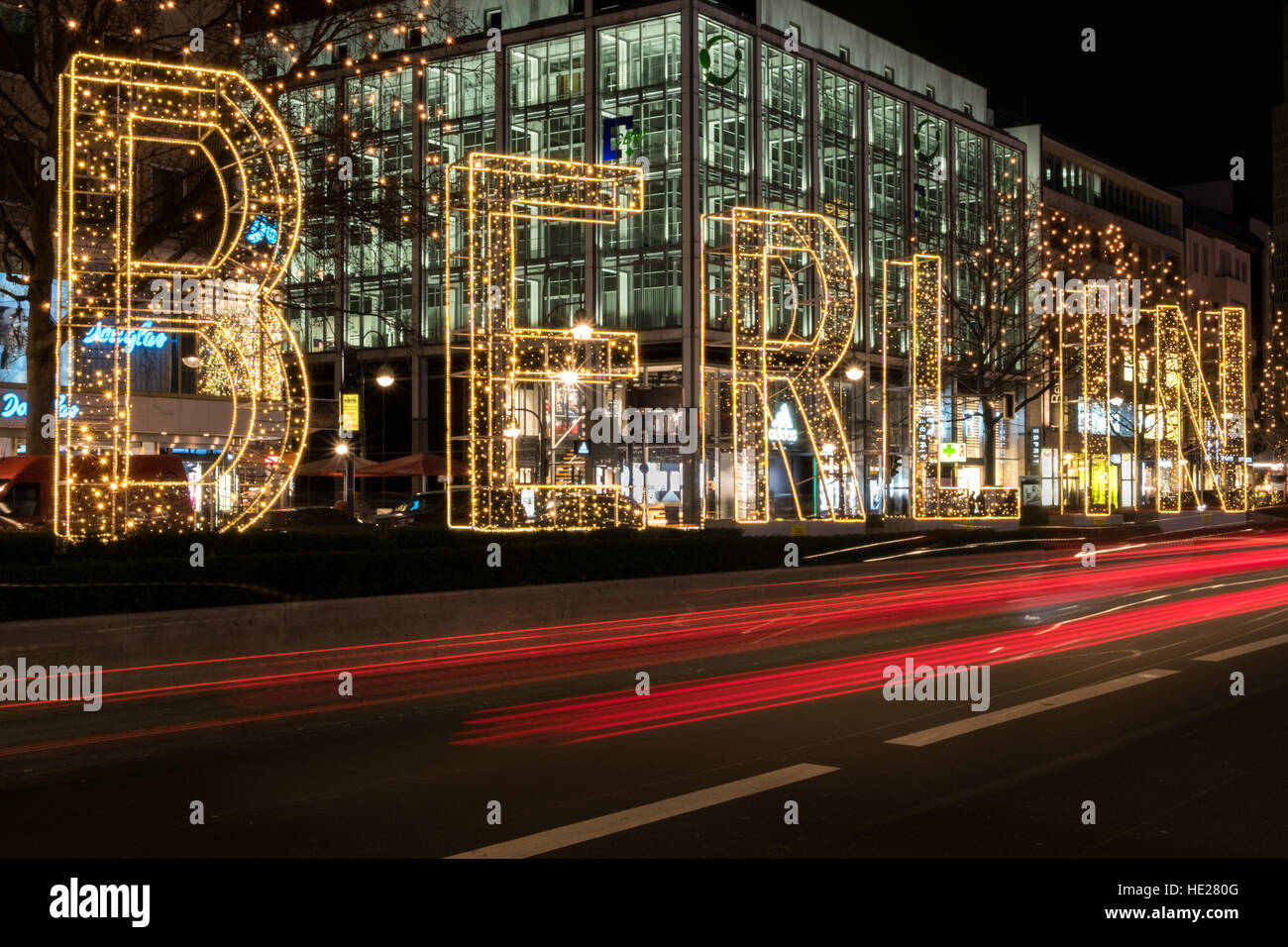 Buchstaben des Wortes Berlin am Weihnachtsmarkt in Berlin bei Nacht beleuchtet. Stockfoto