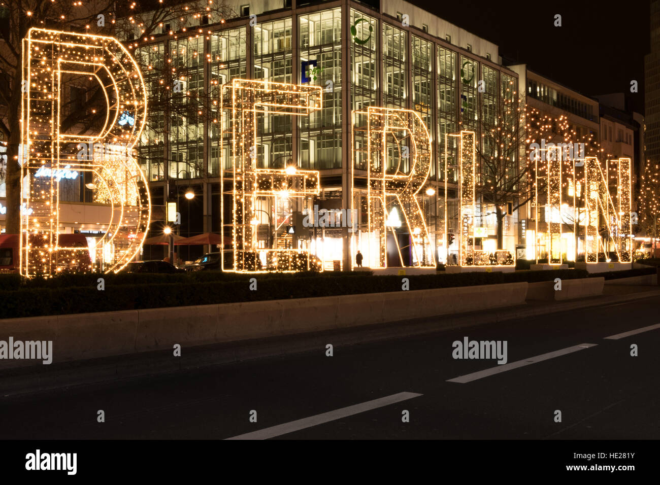 Buchstaben des Wortes Berlin am Weihnachtsmarkt in Berlin bei Nacht beleuchtet. Stockfoto