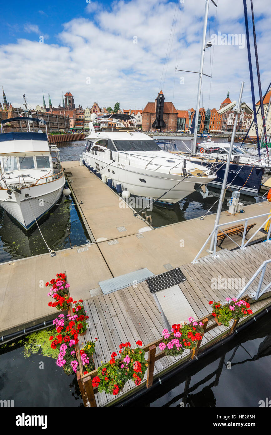 Polen, Pommern, Gdansk (Danzig), Yachthafen Marina Gdansk und Mottlau Uferpromenade mit der berühmten mittelalterlichen Hafenkran Stockfoto