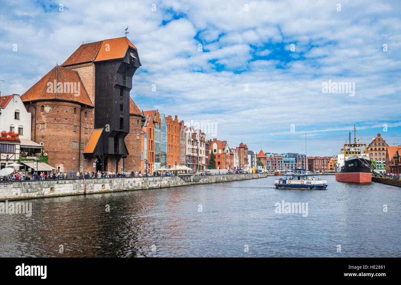 Polen, Pommern, Gdansk (Danzig), Blick auf die lange Brücke (Ulica Dlugie Pobrzeze) Mottlau Waterfront mittelalterlichen Hafenkran Stockfoto