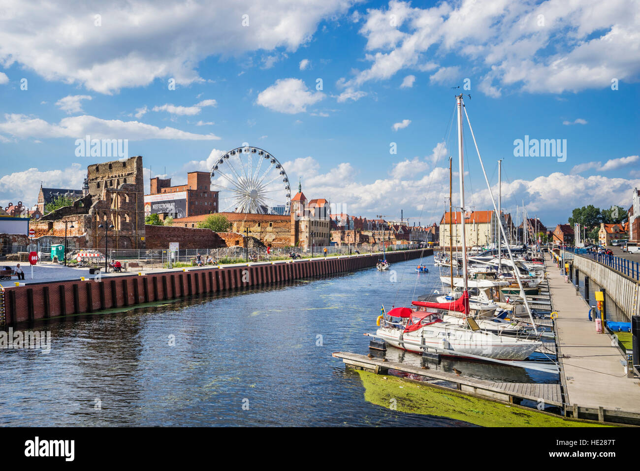 Polen, Pommern, Gdansk (Danzig), Anzeigen der Speicherinsel Amber Sky-Riesenrad auf der Speicherinsel aus der Marina Gdansk Stockfoto