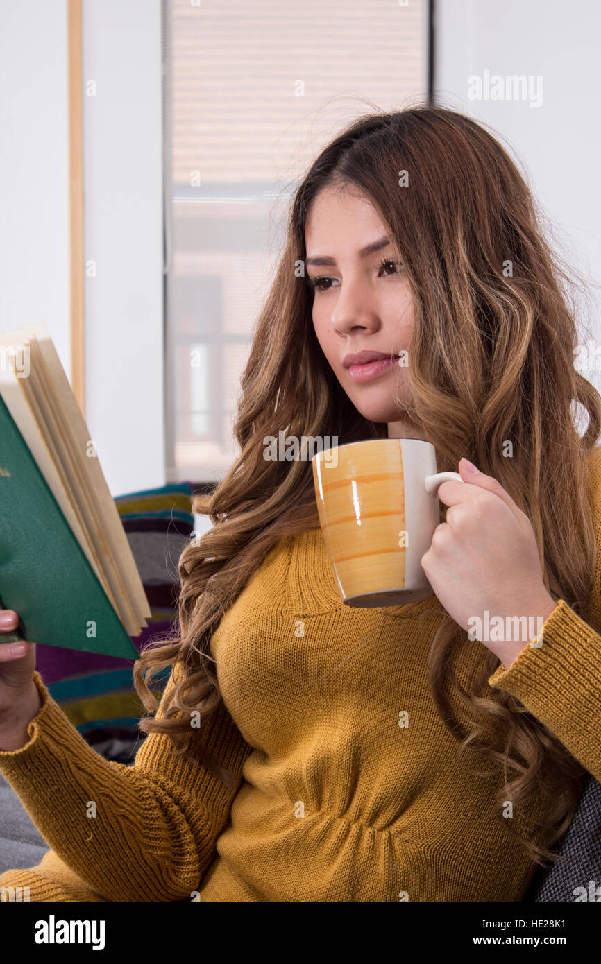 Schöne Mädchen lesen und Kaffee trinken Stockfoto