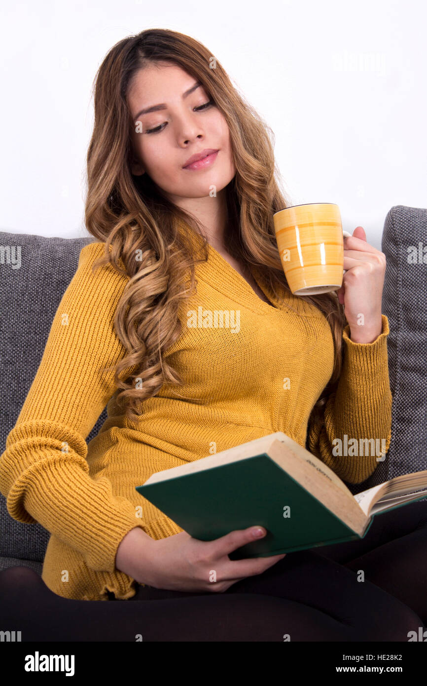 Mädchen lesen und Kaffee trinken Stockfoto