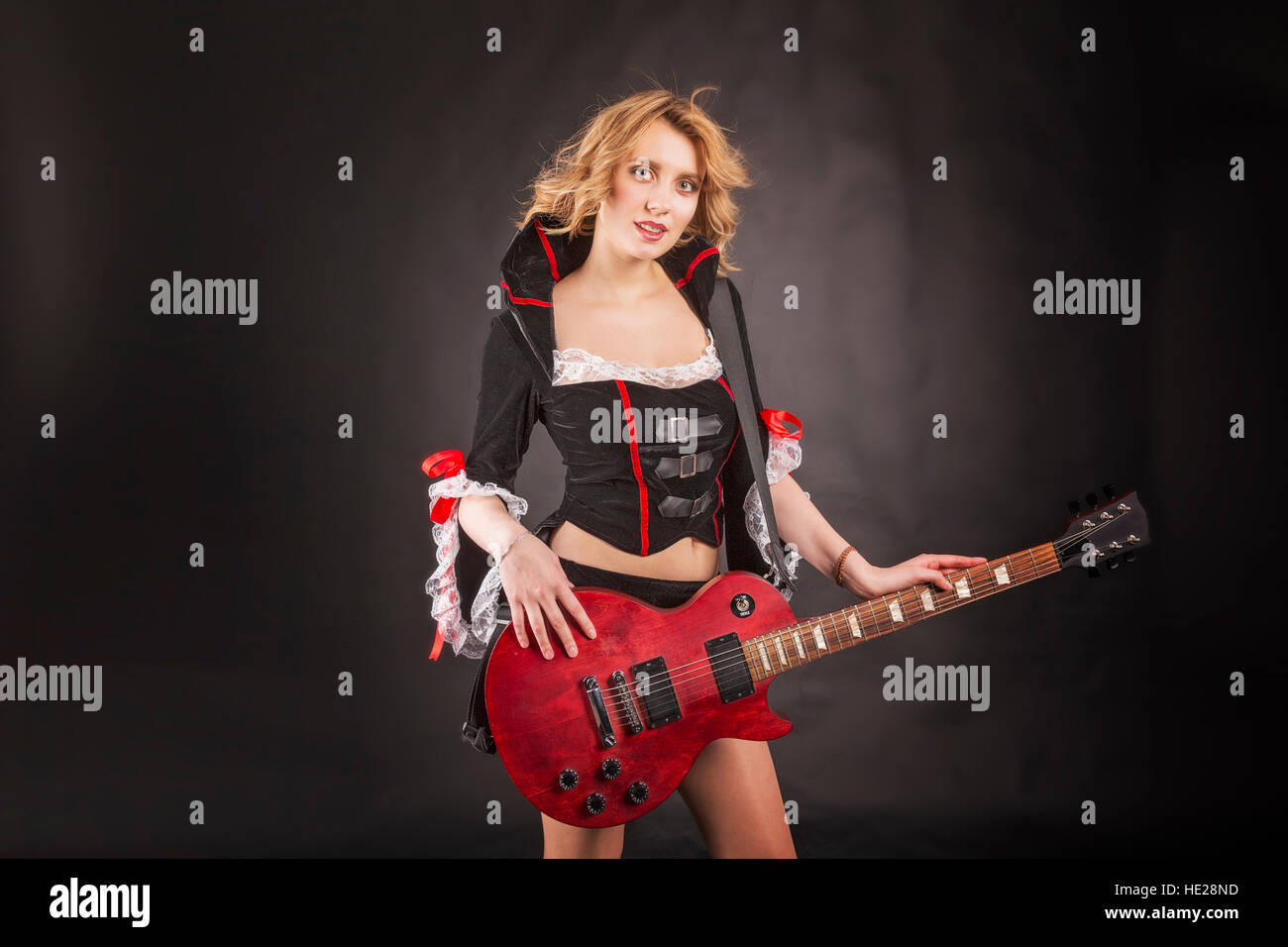 Charmante Blonde spielt e-Gitarre. Stockfoto