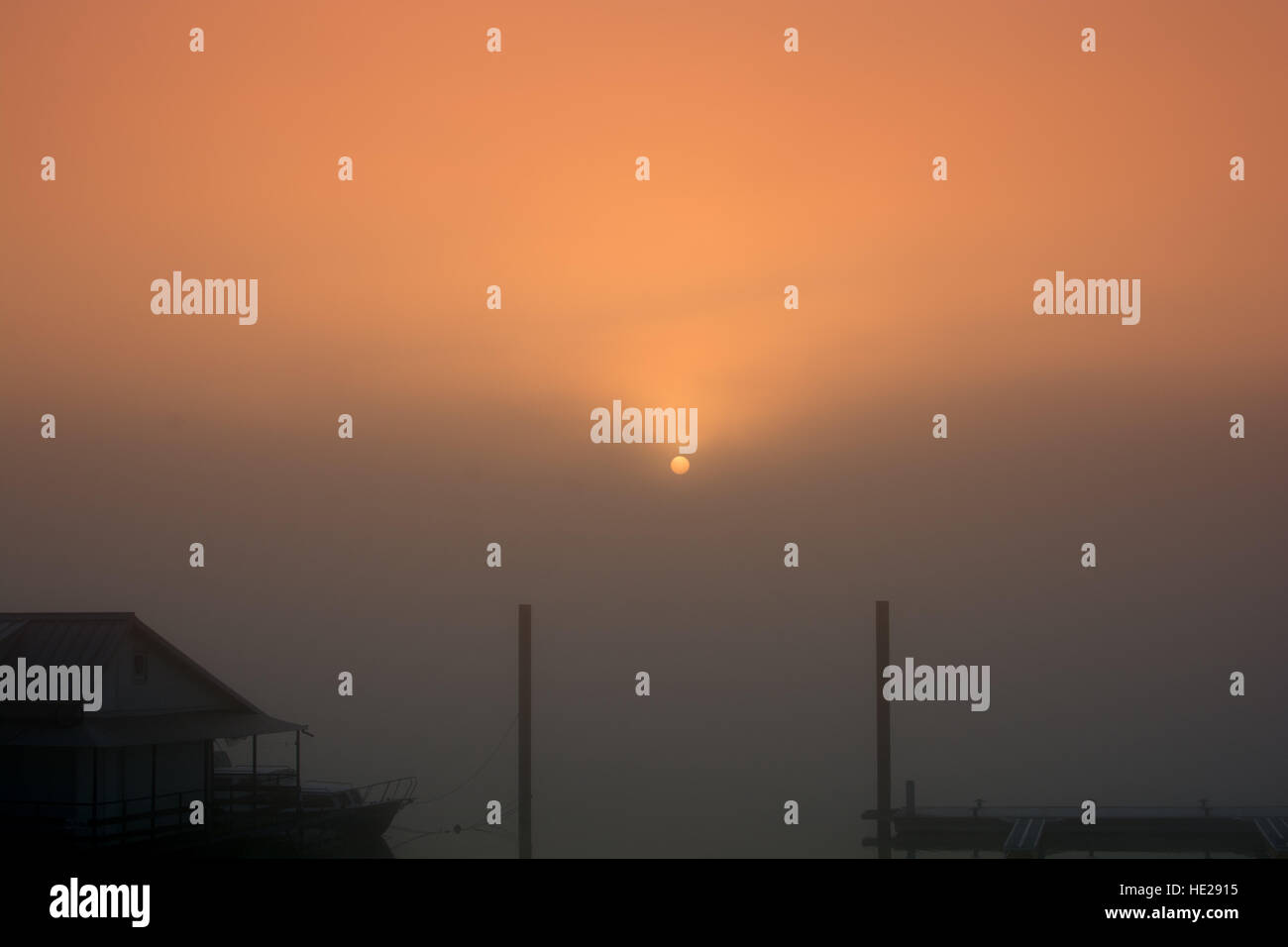 Kalten Anfang Dezember Morgen am Fluss Stockfoto