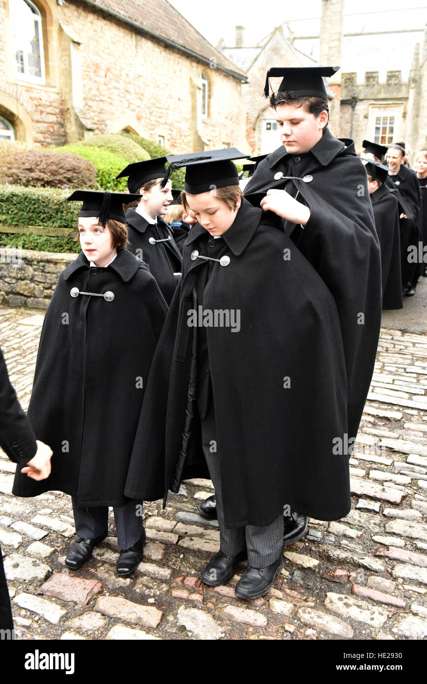 Chorsänger aus Wells Cathedral Choir Versammlung an den Taxiständen gehen zu Fuß zum Wells Cathedral für Evensong, am Ostersonntag. Stockfoto