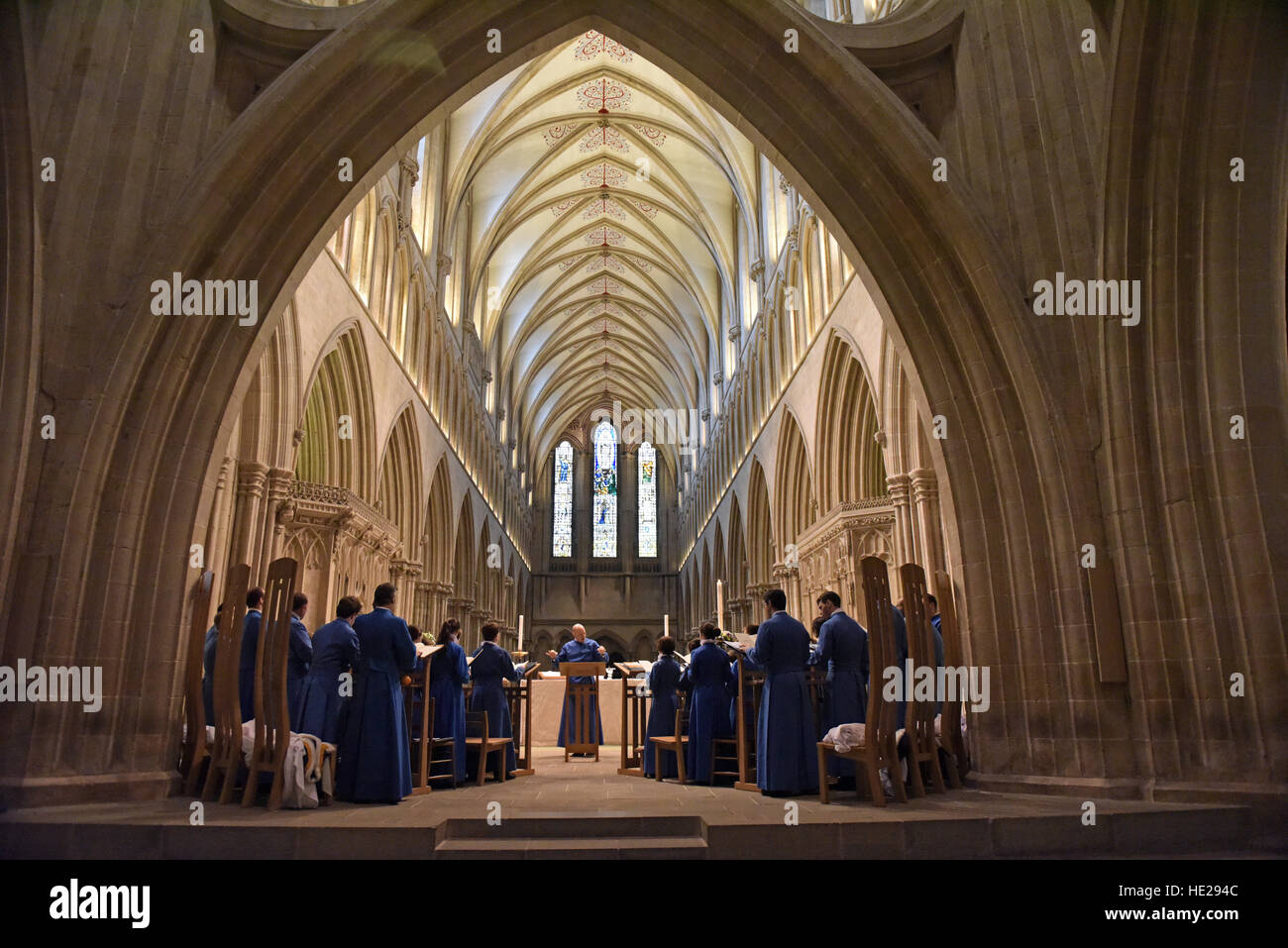 Wells Cathedral Chor probt für Abendandacht am Ostersonntag bei Wells Cathedral, großes Kirchenschiff. Stockfoto