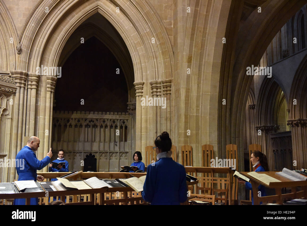 Wells Cathedral Chor probt für Abendandacht am Ostersonntag bei Wells Cathedral, großes Kirchenschiff. Stockfoto