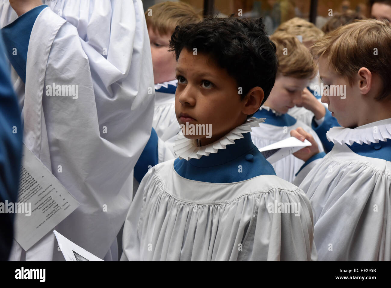 Wells Cathedral Choir Chorknaben vorbereiten Evensong am Ostersonntag in der Song-Schule in der Wells Cathedral. Stockfoto