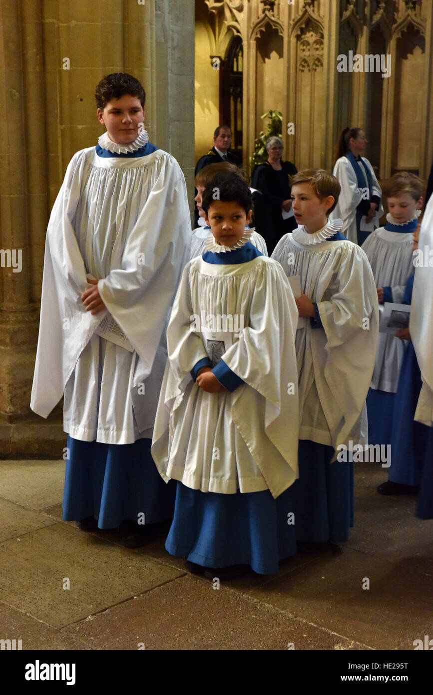 Wells Cathedral Choir Chorknaben im Querschiff in Wells Cathedral vor Evensong am Ostersonntag. Stockfoto