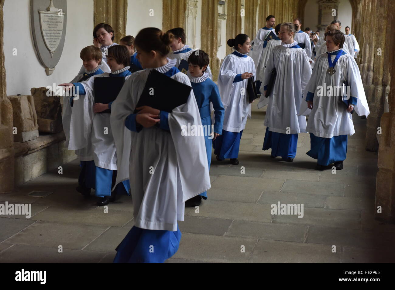 Wells Cathedral Choir Chorknaben zu Fuß entlang der Kreuzgang am Wells Cathedral vor Evensong am Ostersonntag. Stockfoto