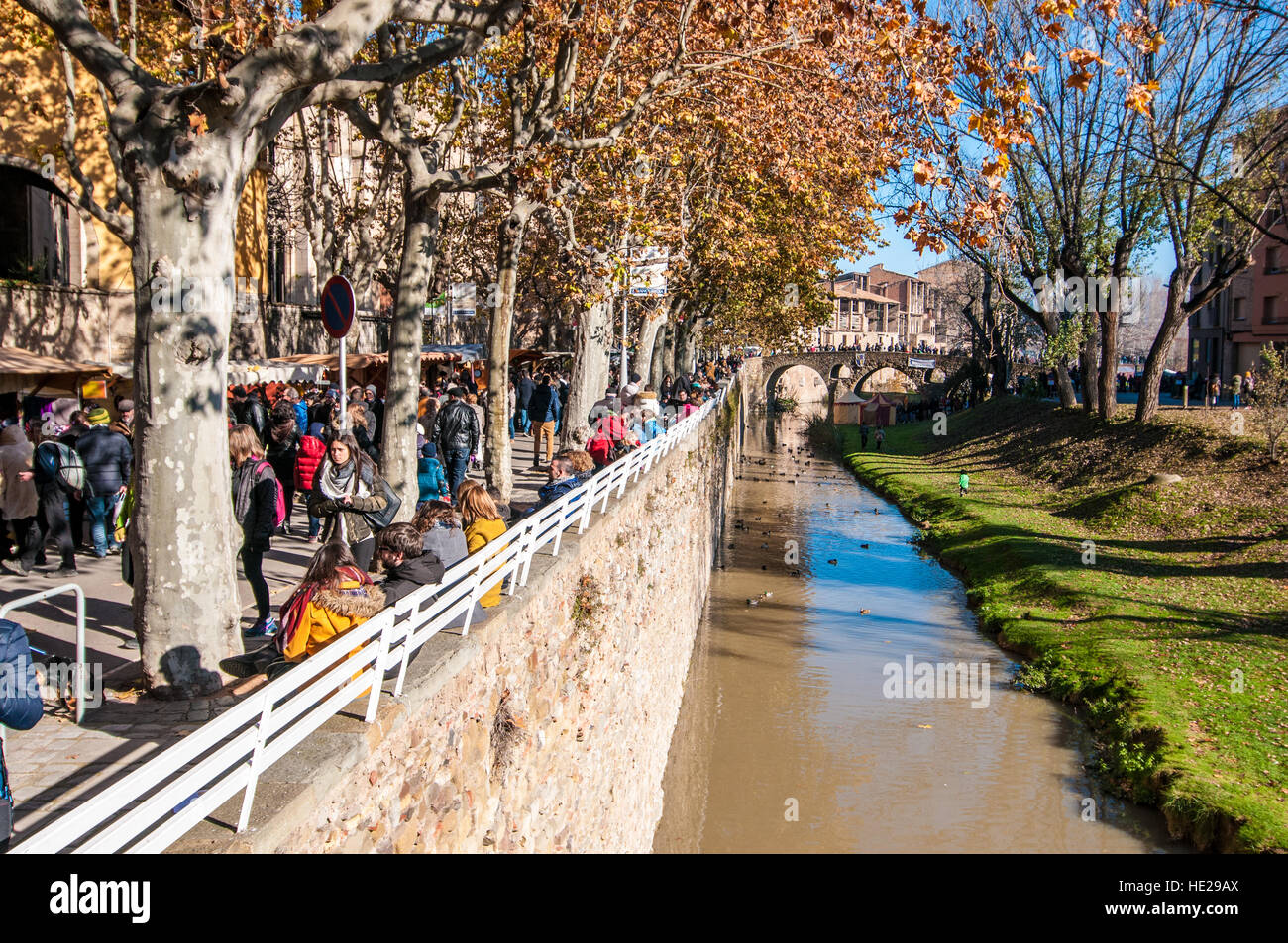 Gruppe von Menschen Wlaking in der Stadt von Vic, Katalonien, Spanien Stockfoto