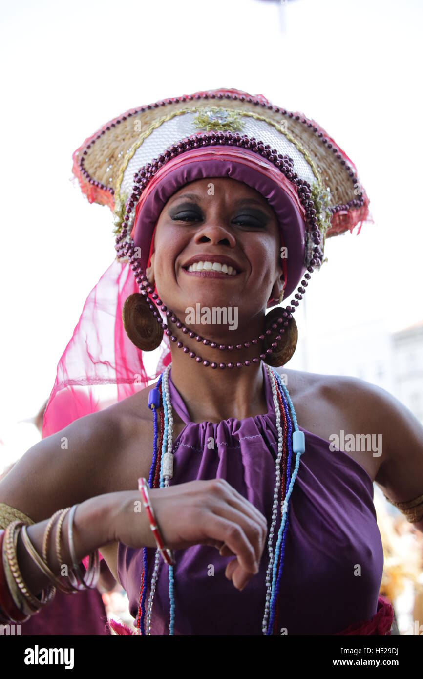 Einige Samba-Gruppen und Tänzerinnen führen am Karneval der Kulturen auf 8. Juni 2014 in Berlin Deutschland. Stockfoto