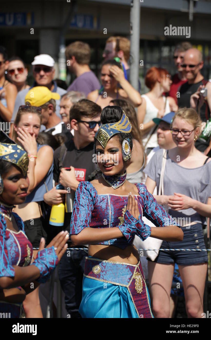 Einige Samba-Gruppen und Tänzerinnen führen am Karneval der Kulturen auf 8. Juni 2014 in Berlin Deutschland. Stockfoto