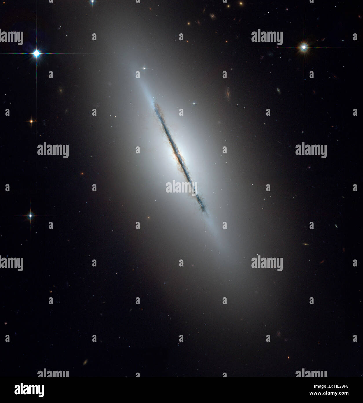 NGC 5866 ist eine Galaxie Kante auf, die zu unserer Sichtlinie geneigt ist. Es wird als eine linsenförmige, aufgrund ihrer flachen stellaren Scheibe S0 eingestuft. Stockfoto