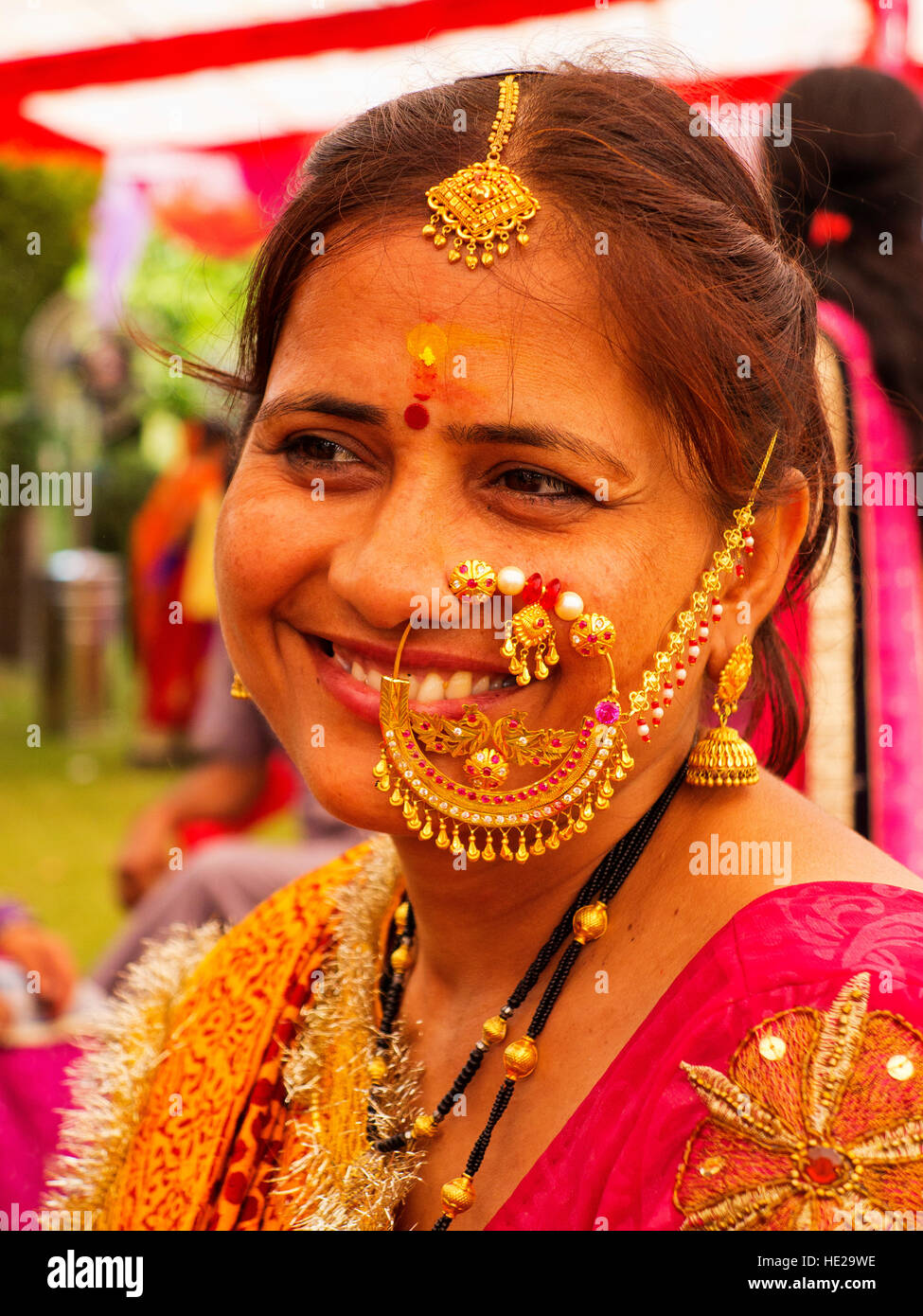 Braut, lächelnd und bereit für die Ehe voll geschmückt indischen Stil, Ramnagar, Indien Stockfoto