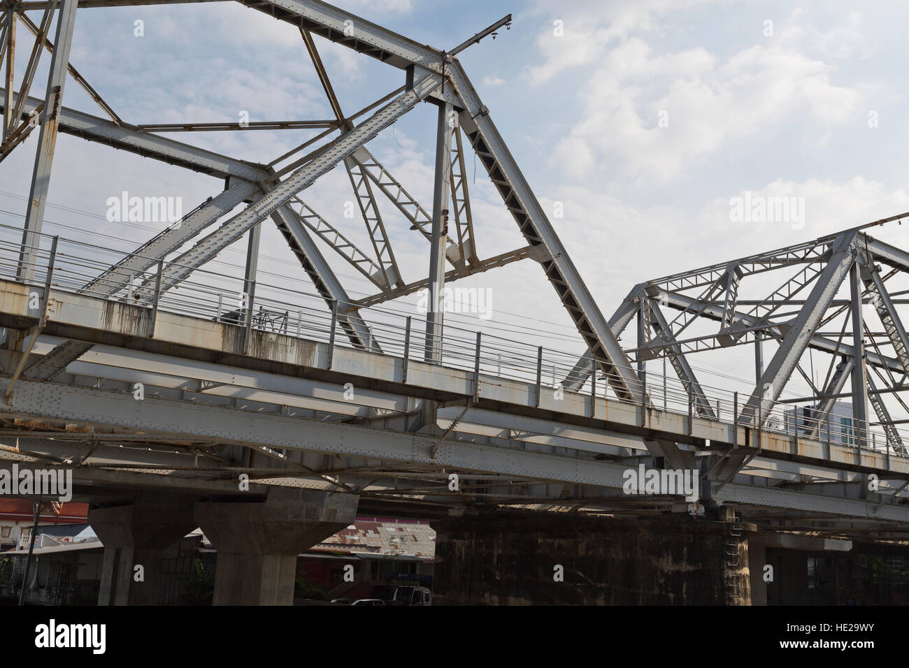 Rama VI-Brücke ist durch Fachwerk Eisenbahnbrücke über den Fluss Chao Phraya in Bangkok, Thailand im Jahr 1926 erbaut. Stockfoto