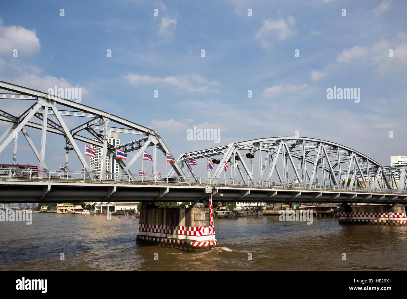 Krung Thon Bridge ist eine Straßenbrücke von 6 spannen über den Chao Phraya River in Bangkok, Thailand. Es besteht aus einem Stahl Überbau ruht auf Beton Stockfoto