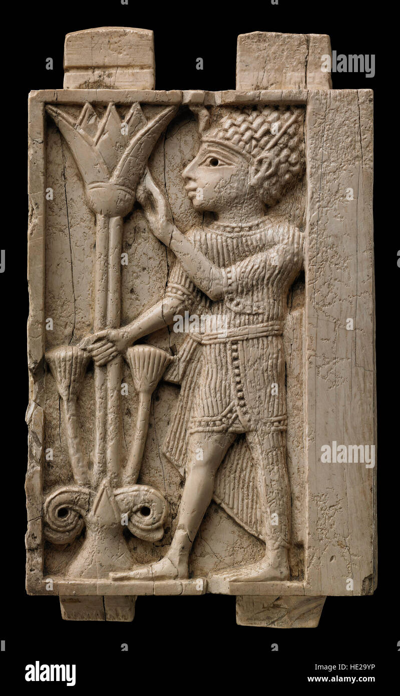 5997. Elfenbein Plaque Darstellung einen ägyptischen Mann, hält eine Lotusblüte. Phönizischen Kunst aus Nimrud, Mesopotamien (heute Irak) c. 9-8. C. BC. Stockfoto