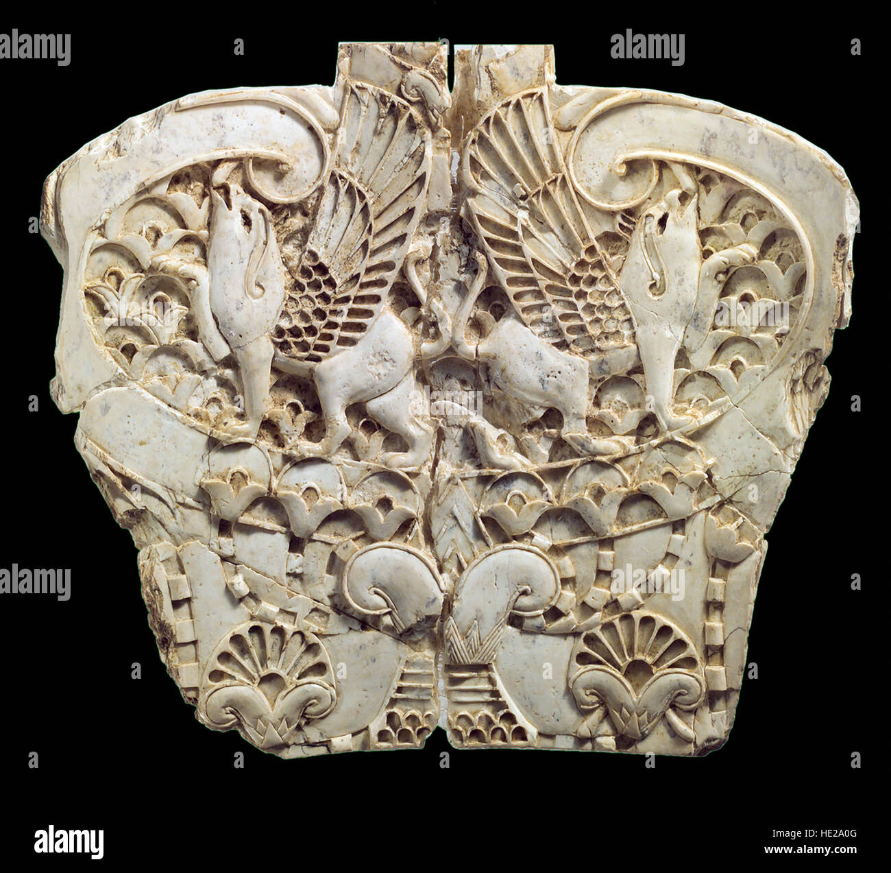 6016. Elfenbein Plaque Darstellung zwei geflügelte Grifons und ein Lotus-Pflanze. Nimrud, Mesopotamien, 8-7. C. BC. Stockfoto