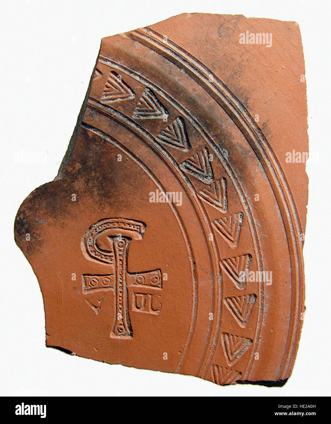 6017. Roman (Nordafrika) Keramik Scherbe Darstellung der "Chi Rho", eine Kombination aus Buchstaben, die Abkürzung für den Namen Jesu Christi bildet c. Stockfoto