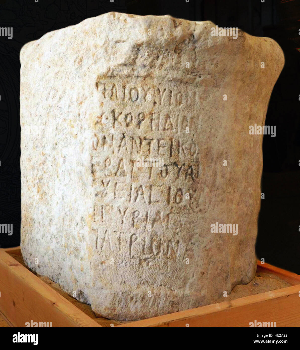 6032. griechische Inschrift unter dem Meer in der Nähe von Dor (Israel) entdeckt. Der Text erwähnt "Marcus Paccius Gouverneur der Provinz Judäa... Schirmherr der Stockfoto