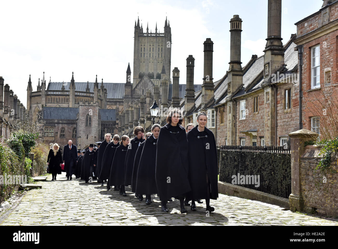 Chorsänger aus Wells Cathedral Choir zu Fuß entlang enger Vikare in Umhänge, Evensong in der Kathedrale am Ostersonntag. Stockfoto