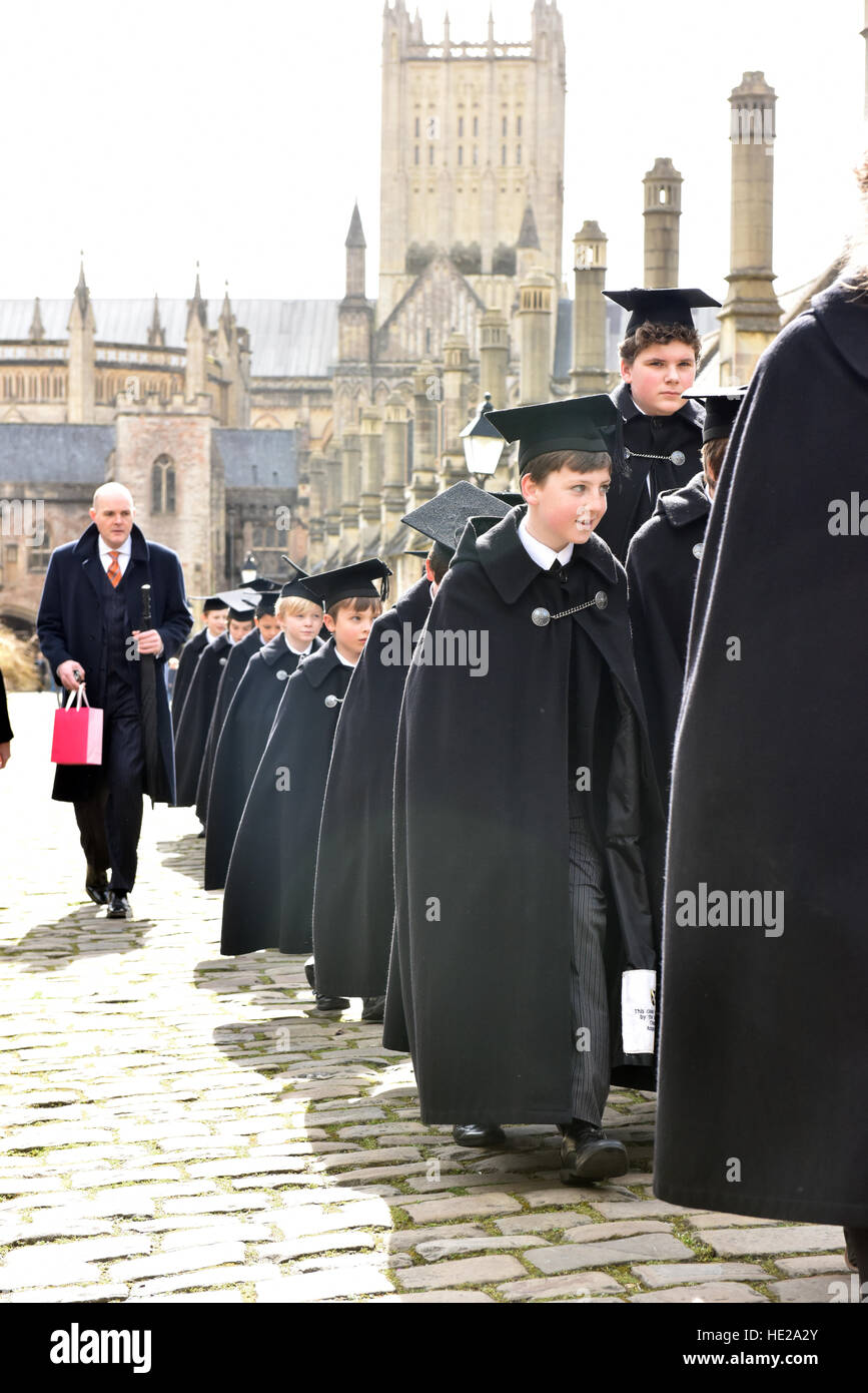 Chorsänger aus Wells Cathedral Choir zu Fuß entlang enger Vikare in Umhänge, Evensong in der Kathedrale am Ostersonntag. Stockfoto