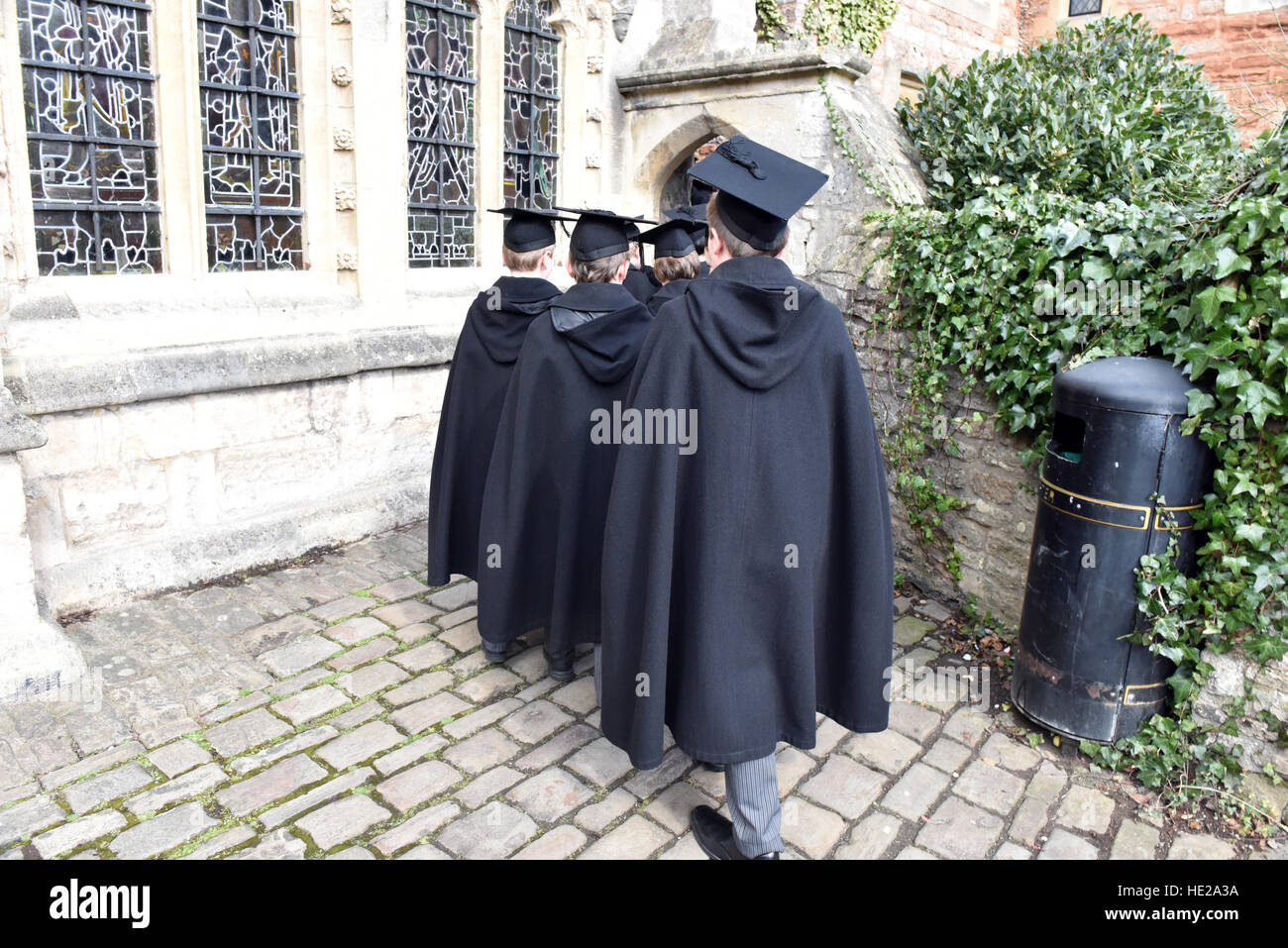 Chorsänger aus Wells Cathedral Choir zu Fuß entlang enger Vikare in Umhänge nach Evensong am Dom am Ostersonntag. Stockfoto