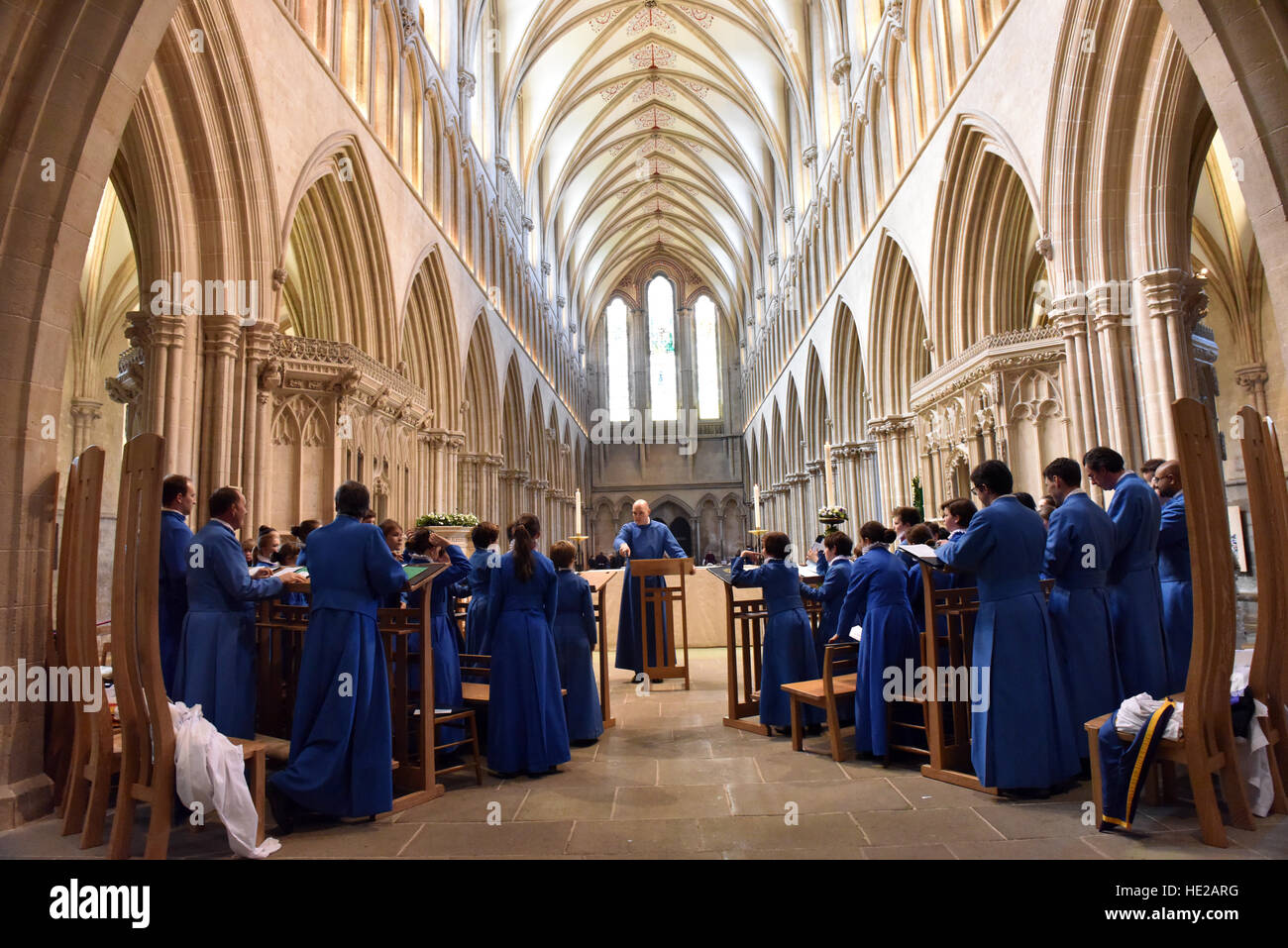 Großer Chor von Wells Cathedral Choir am Ostersonntag und Proben für Abendandacht im Kirchenschiff bei Wells Cathedral. Stockfoto