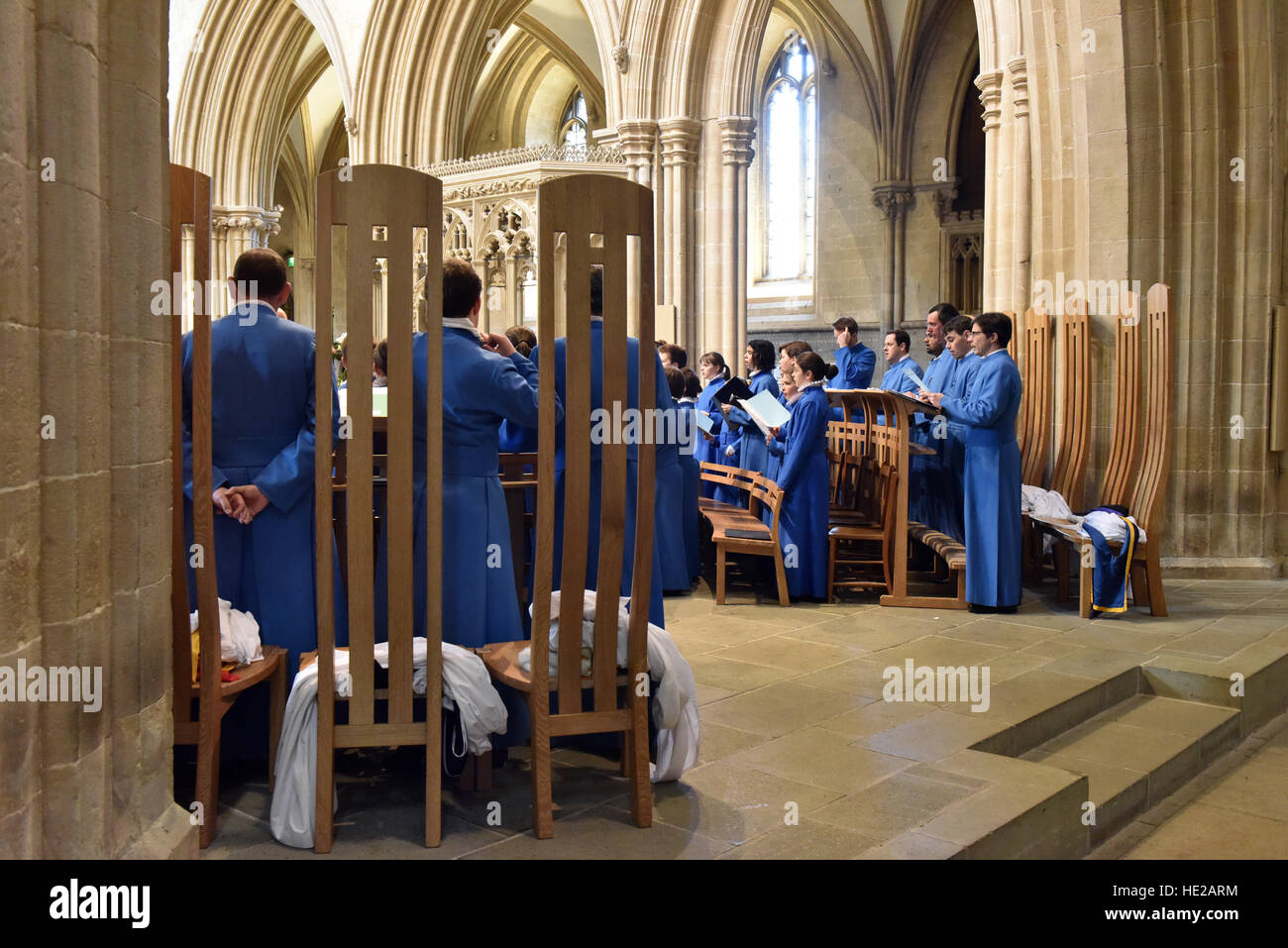 Großer Chor von Wells Cathedral Choir am Ostersonntag Proben für Abendandacht im Kirchenschiff bei Wells Cathedral. Stockfoto