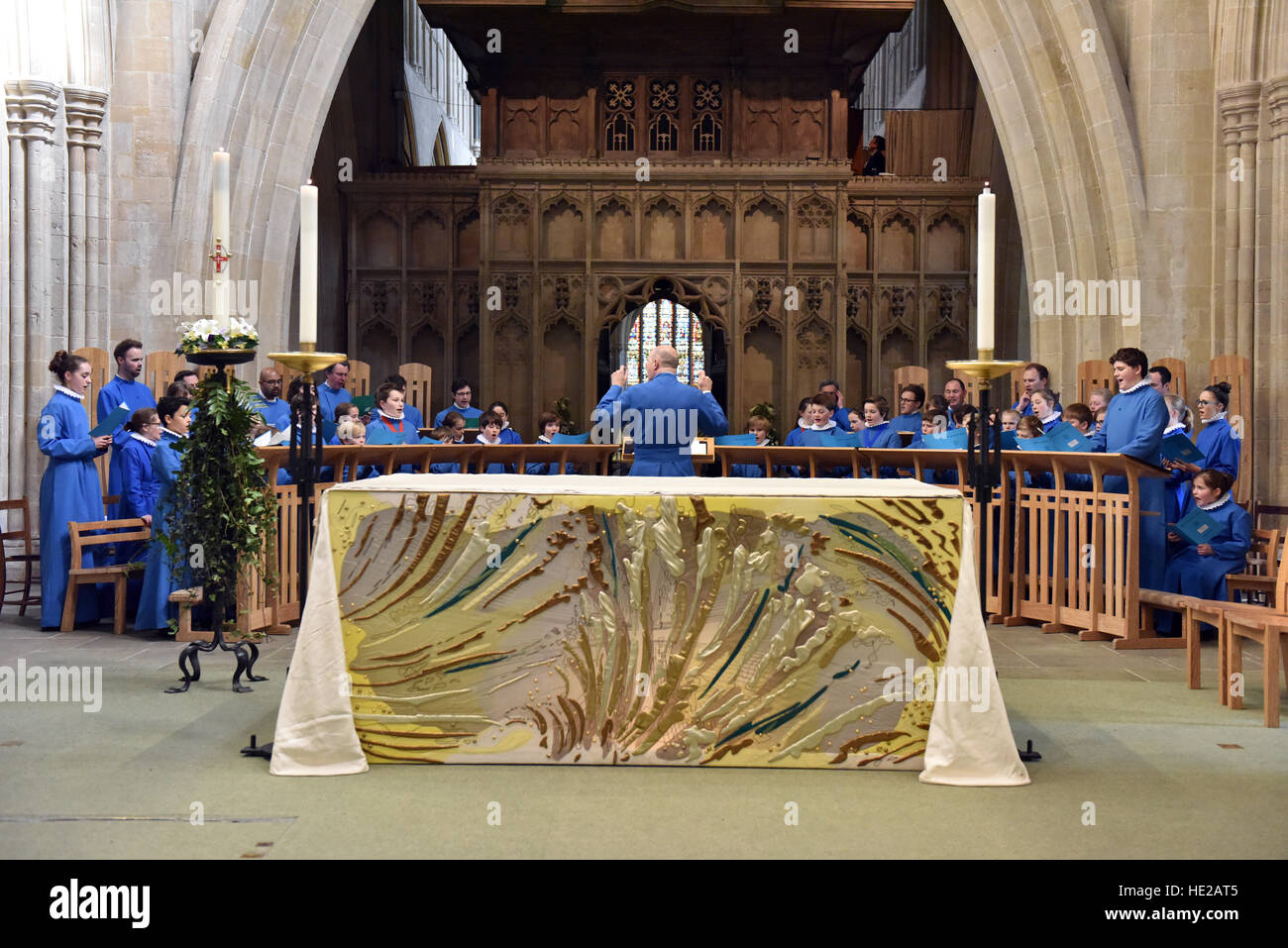 Großer Chor der Wells Cathedral Choir am Ostersonntag Proben für Abendandacht im Kirchenschiff, Wells Cathedral. Stockfoto