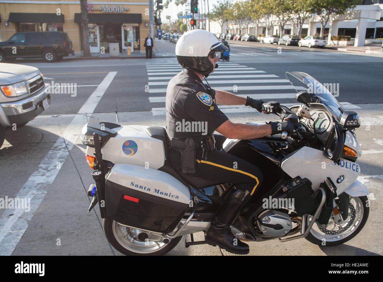 LAPD. Los Angeles Polizei Department.Police Mann Offizier auf dem Motorrad unterwegs in Santa Monica, Los Angeles,L.A., California, USA, Vereinigte Staaten von Amerika. Stockfoto