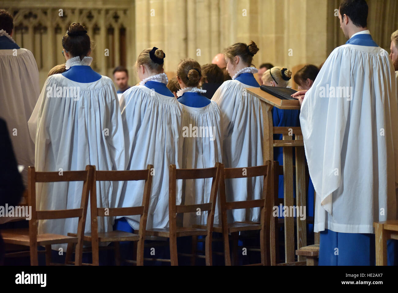 Chorsänger aus Wells Cathedral Choir am Ostersonntag immer bereit und Proben für Abendandacht. Stockfoto