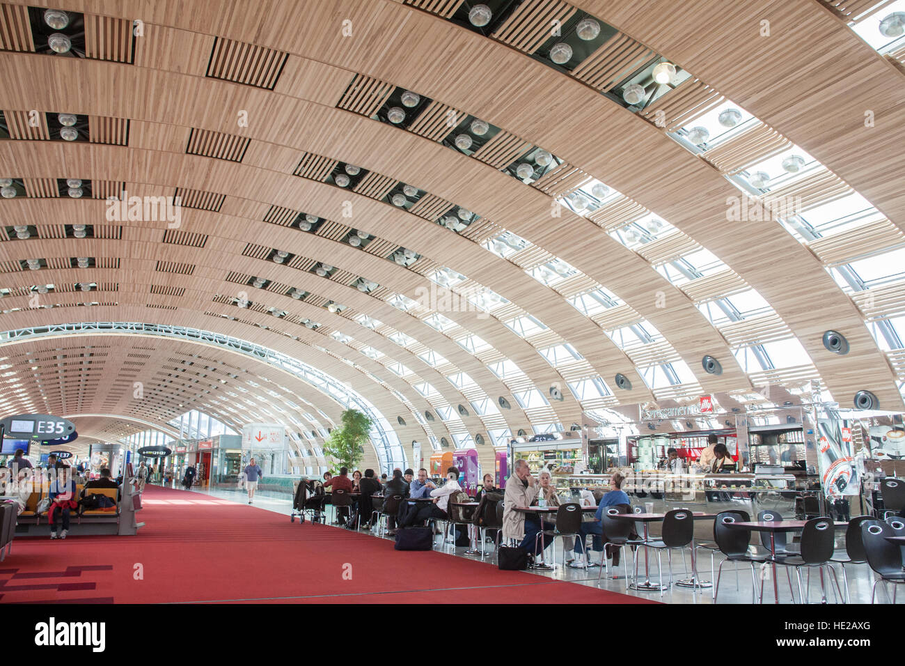 Abflug, Terminal, Kaffee, Shop, Café, Charles de Gaulle, CDG, Flughafen, Terminal 2E, gestaltet von Paul Andreu. Paris, Frankreich. Stockfoto
