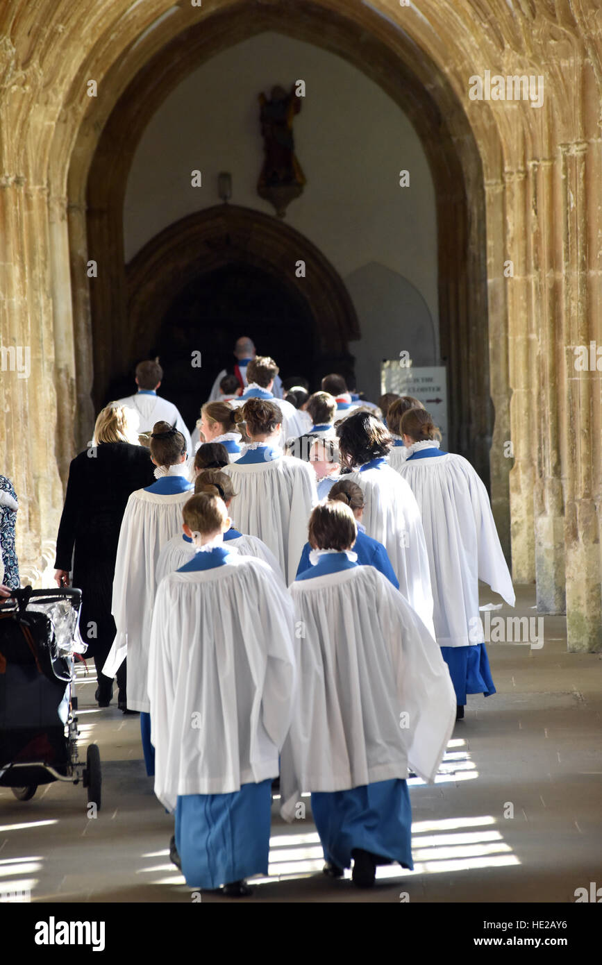 Wells Cathedral Choir Chorknaben zu Fuß entlang der Kreuzgang am Wells Cathedral vor Evensong am Ostersonntag. Stockfoto