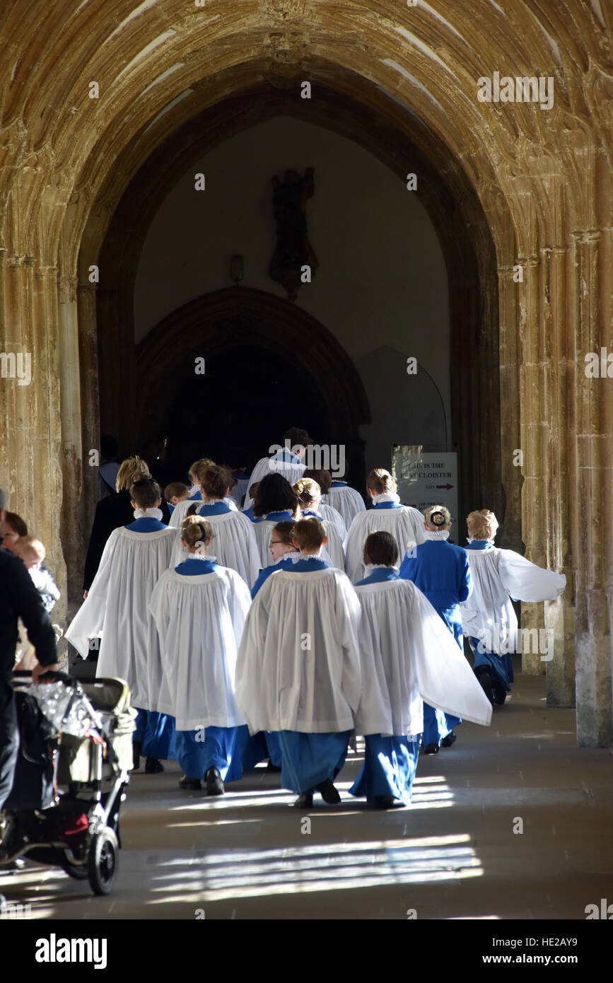 Wells Cathedral Choir Chorknaben zu Fuß entlang der Kreuzgang am Wells Cathedral vor Evensong am Ostersonntag. Stockfoto