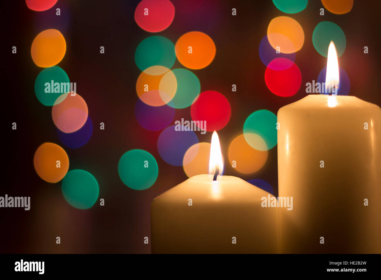 Weihnachtskerzen mit Scheinwerfer Bokeh im Hintergrund Stockfoto