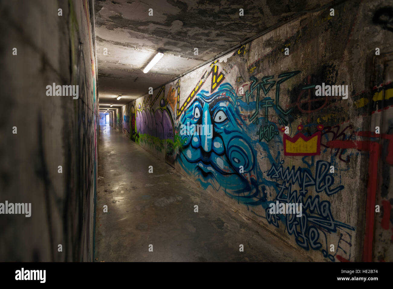 Graffiti in einer unter durchlaufen die Stadtmauern, Volterra, Toskana, Italien. Stockfoto