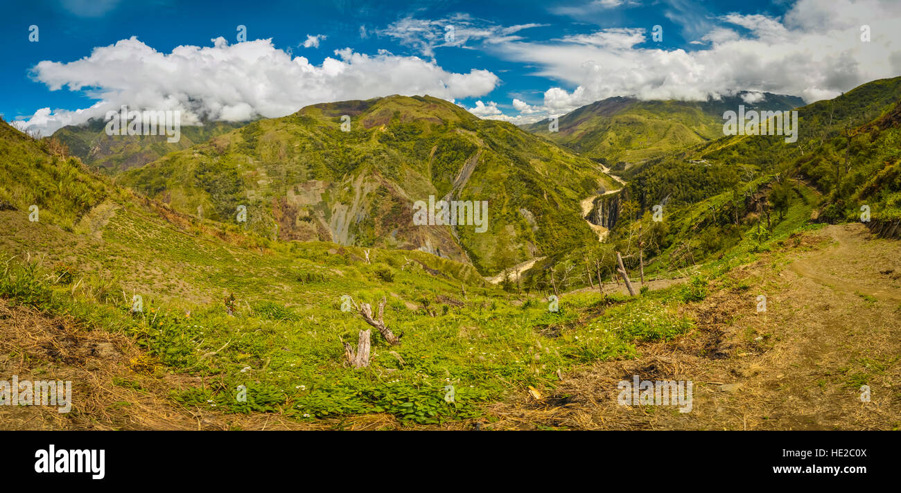 Panoramasicht auf Berge und reichen Grün in Bergregion von Dani Schaltung in der Nähe von Wamena, Papua, Indonesien. Stockfoto