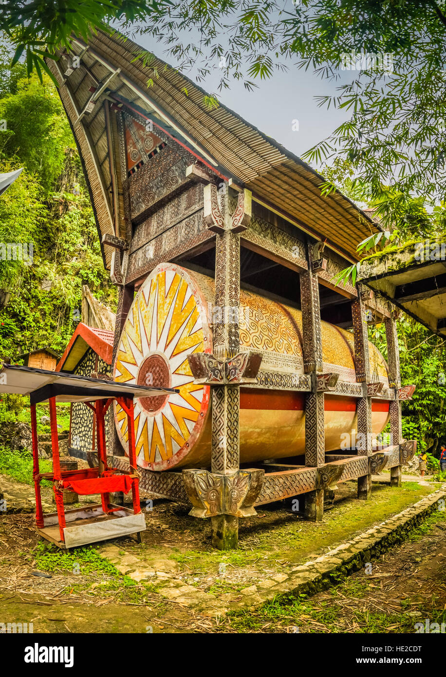 Foto von traditionellen Grab mit bunten Ornamenten und große bootsförmig Dach in Kete Kesu, Toraja Region in Sulawesi in Indonesien. Stockfoto