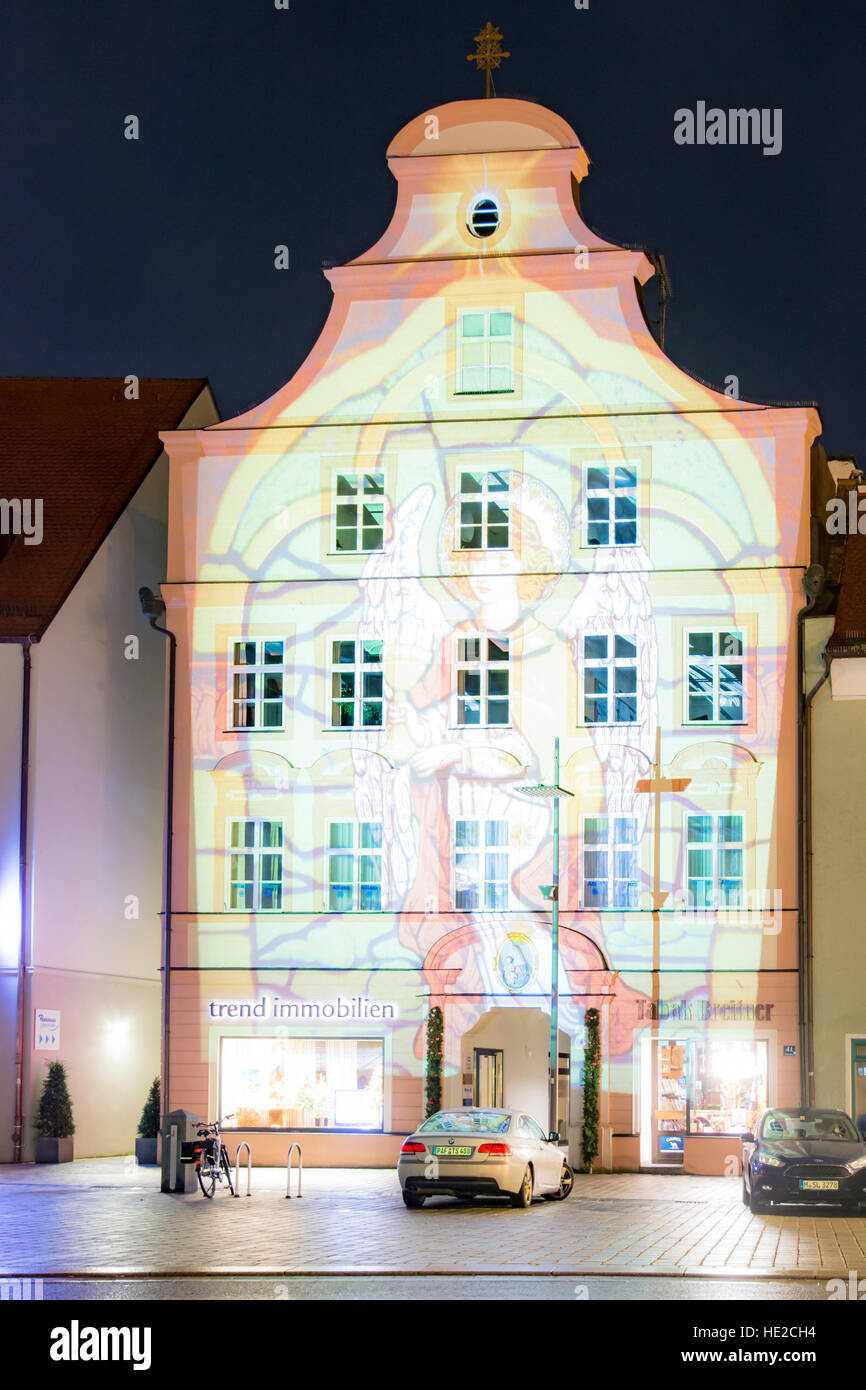 PFAFFENHOFEN, Deutschland - DEZEMBER 11: Beleuchtete Fassade des Hauses in Pfaffenhofen, Deutschland am Dezember 11, 2016. Stockfoto