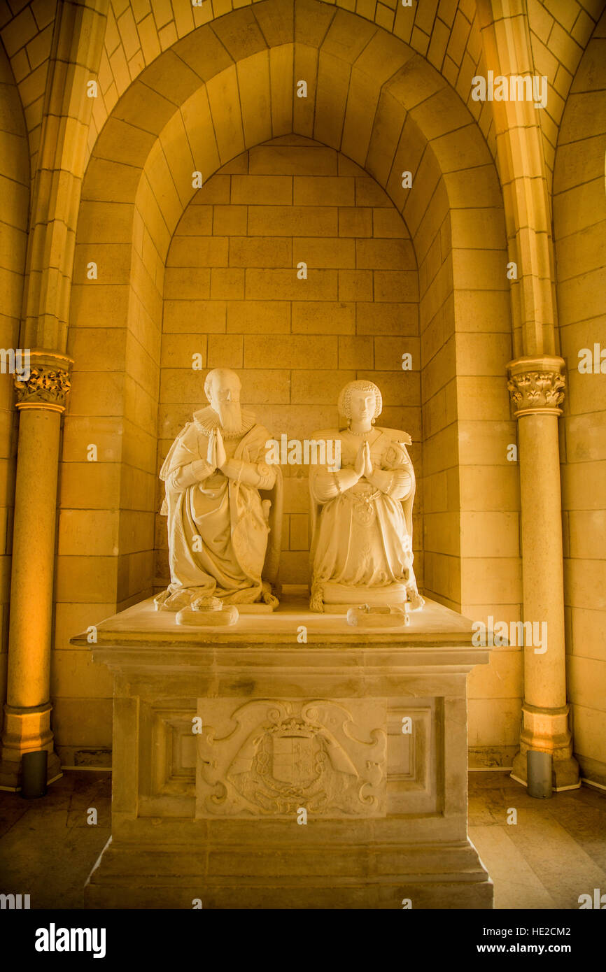 Marmor-Sarkophag mit beten Figuren von Duc und Herzogin von Sully im Flur des Chateau de Sully-Sur-Loire-Frankreich Stockfoto