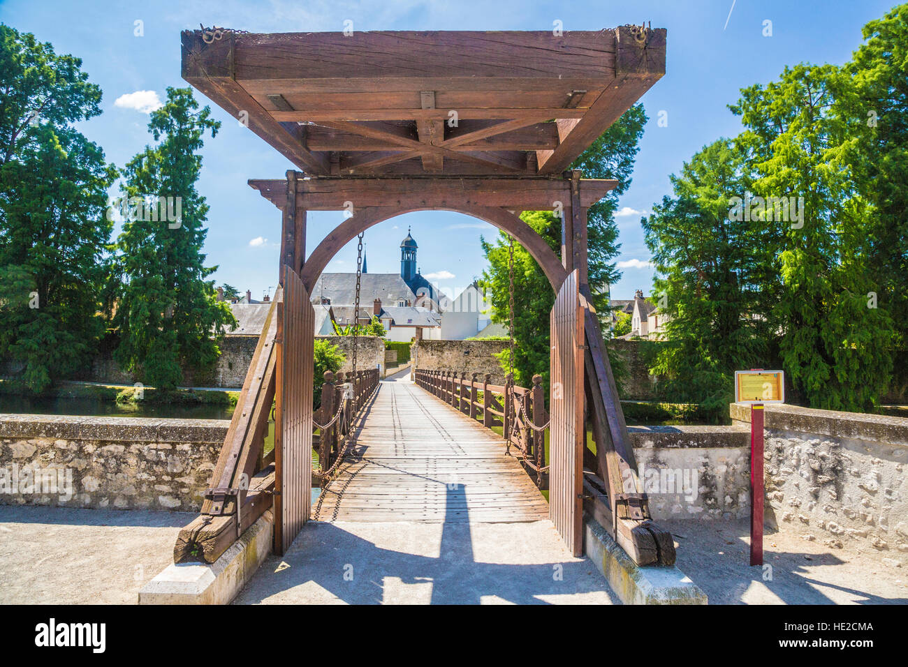 Holzbrücke zwischen Chateau de Sully und lokalen Dorf im Südwesten Frankreichs Stockfoto