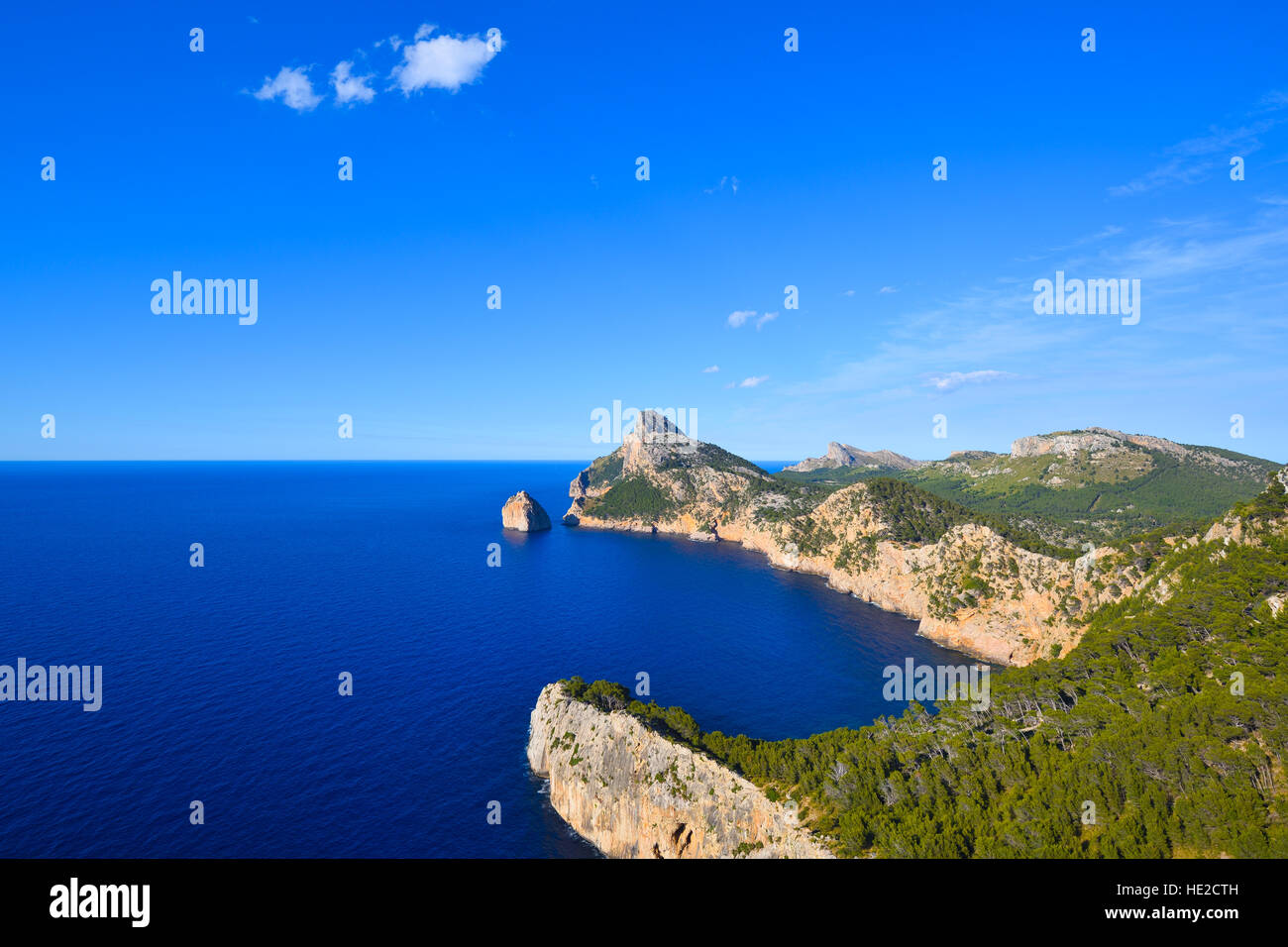 Cap Formentor-Halbinsel-Ansicht und tiefblaue Meer auf der Insel Mallorca in Spanien Stockfoto