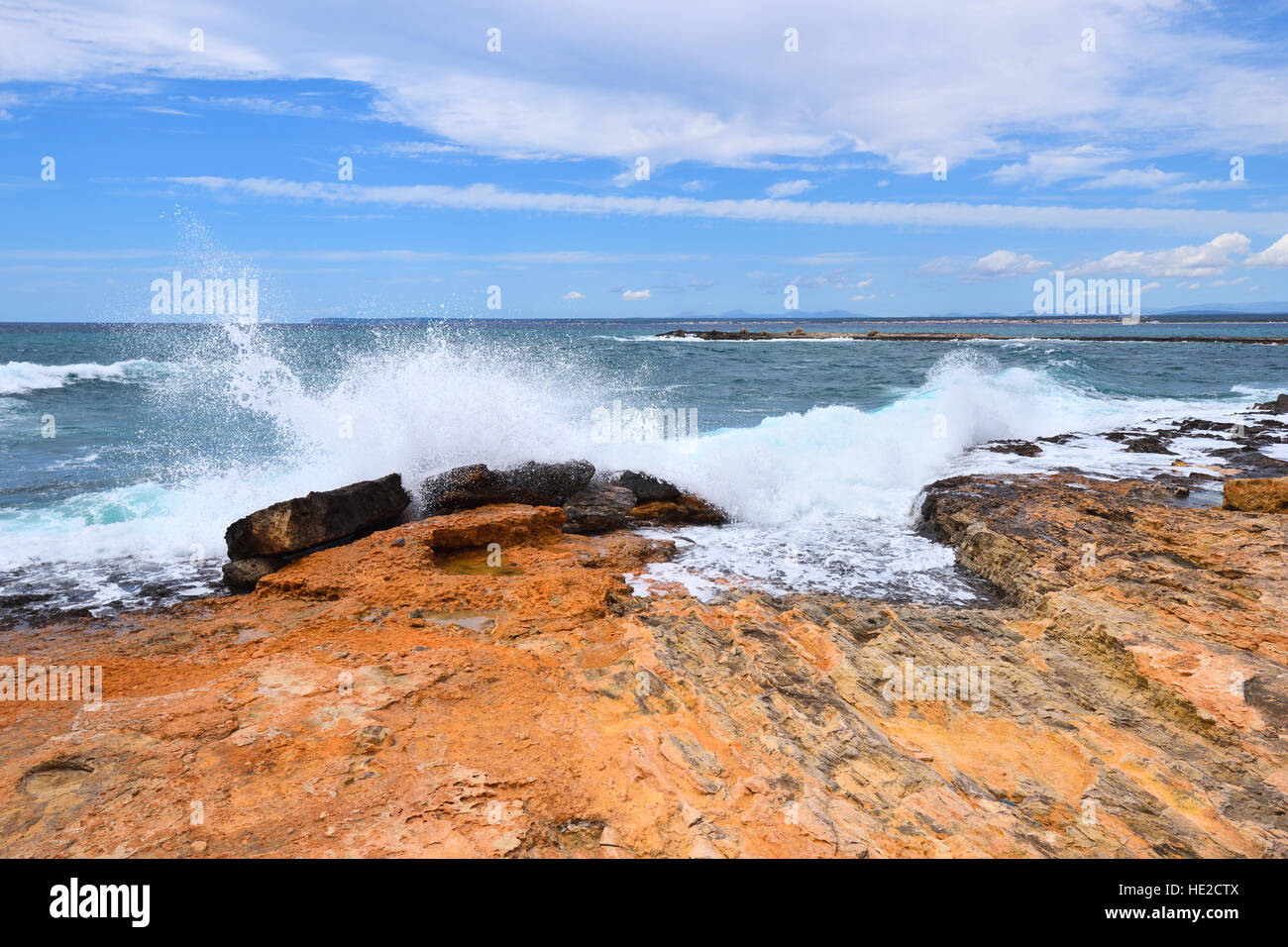 Turbulente welliges Meer trifft die Küste der Insel Mallorca in Spanien Stockfoto