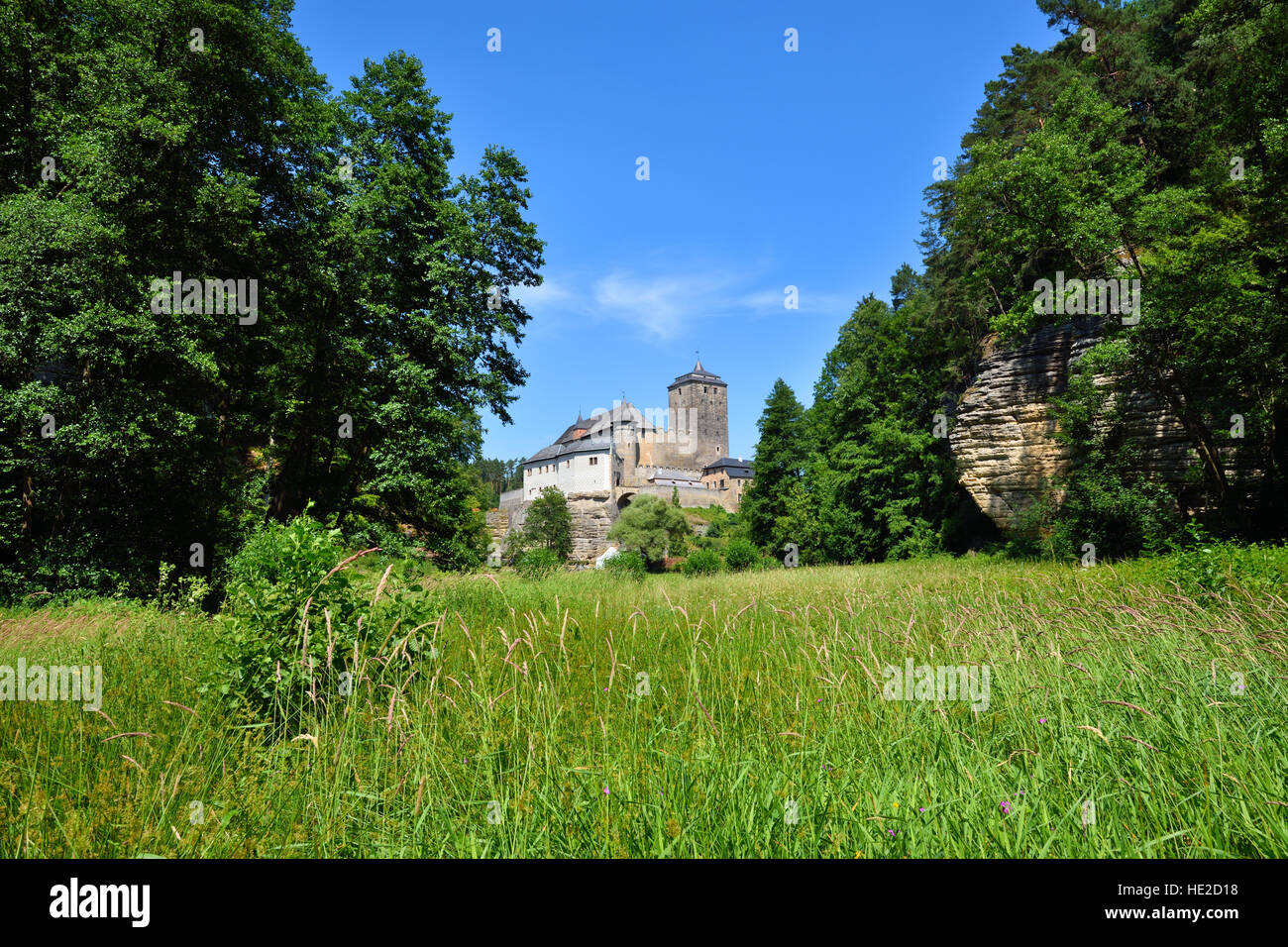 Erhaltene gotische Burg mitten im Grün der Wälder Stockfoto