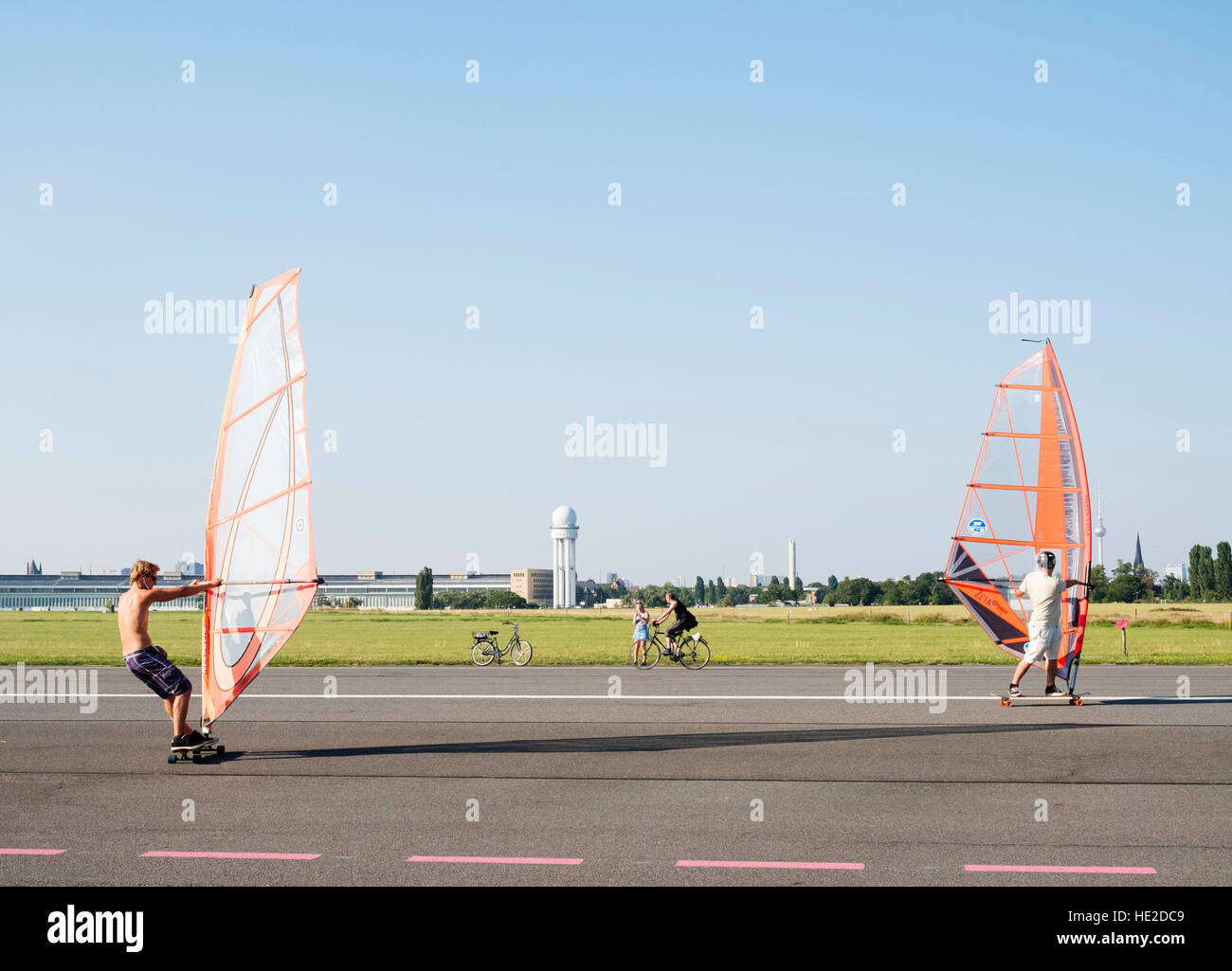 Land Surfen am ehemaligen Flughafen Tempelhof Park in Berlin Deutschland Stockfoto