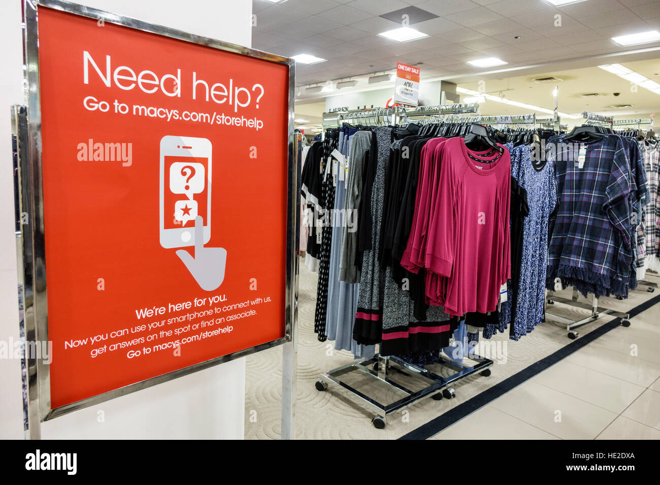 Miami Florida, Aventura Mall, Macy's, Kaufhaus, innen, Verkaufsbekleidung für Frauen anzeigen, Online-Hilfe, FL161125015 Stockfoto