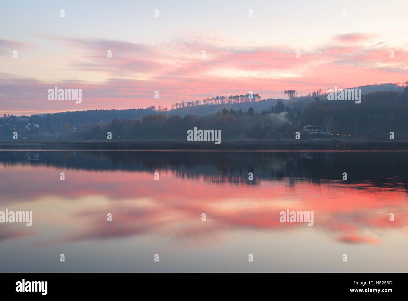 Bunten Hügeln und dem Seewasser im Abendlicht Stockfoto